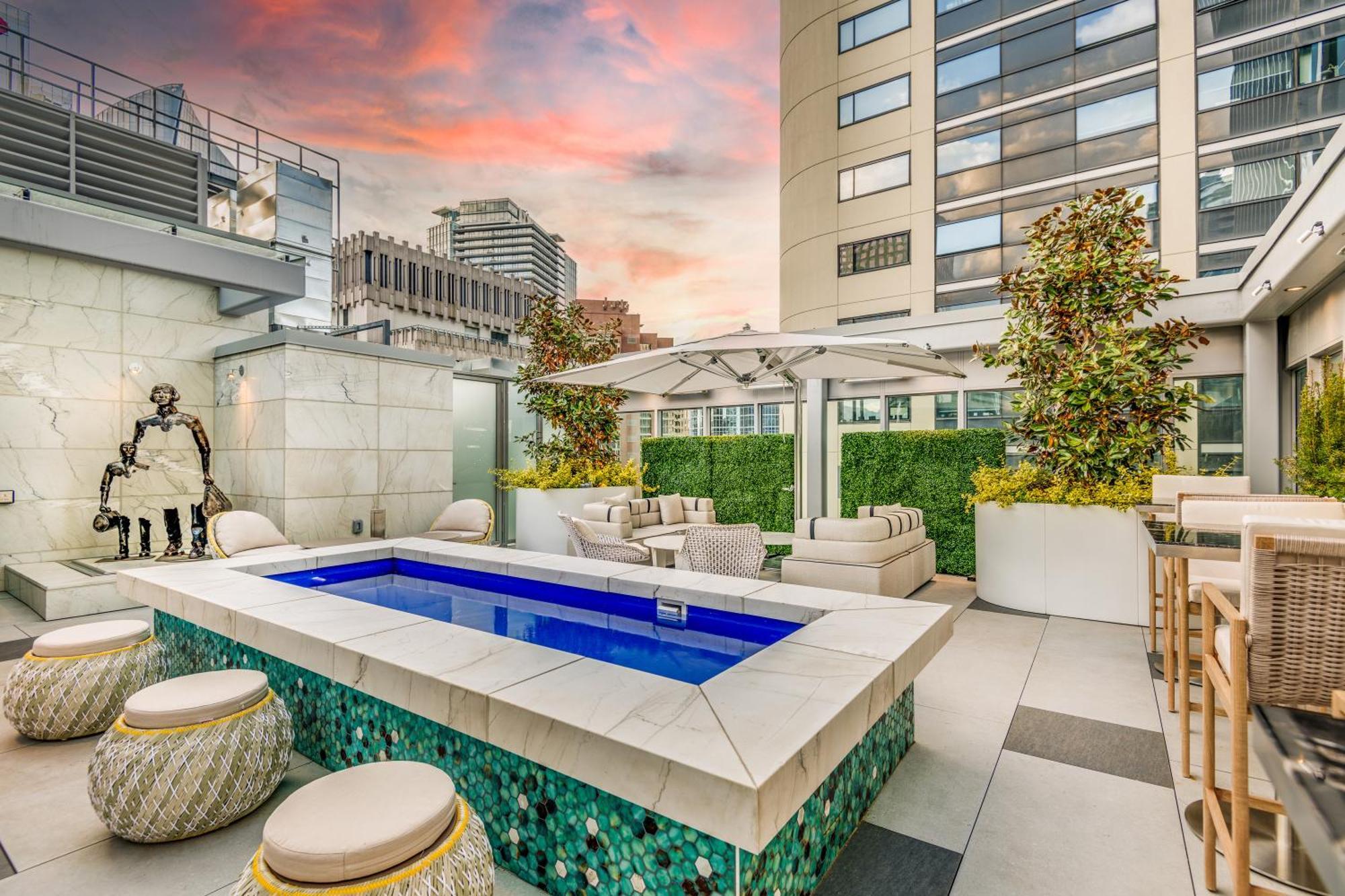 Azur Legacy Collection Hotel Vancouver Exterior photo